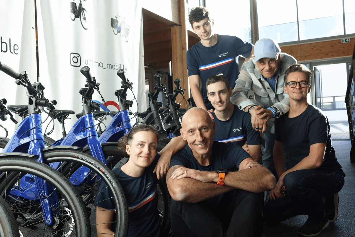 Groupe ultima mobility présentant leurs gammes de vélos électriques made in france dans leurs locaux