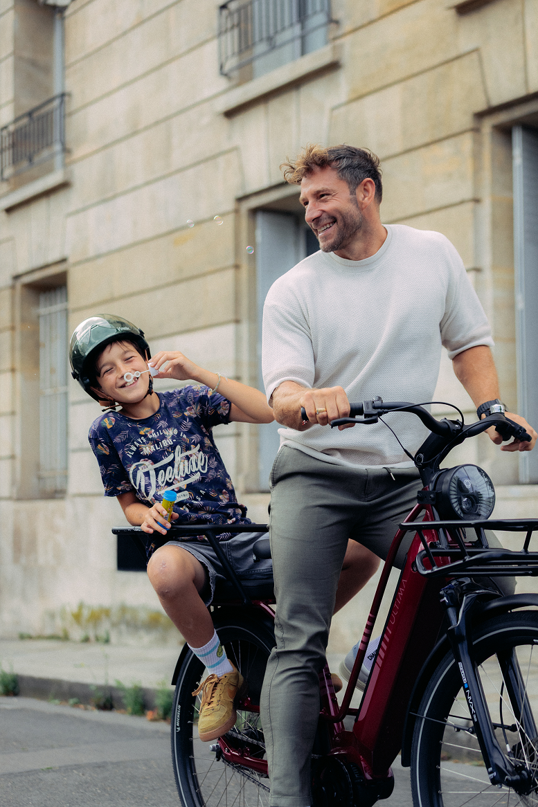 Vélo électrique ou voiture secondaire. Que choisir pour la famille ?