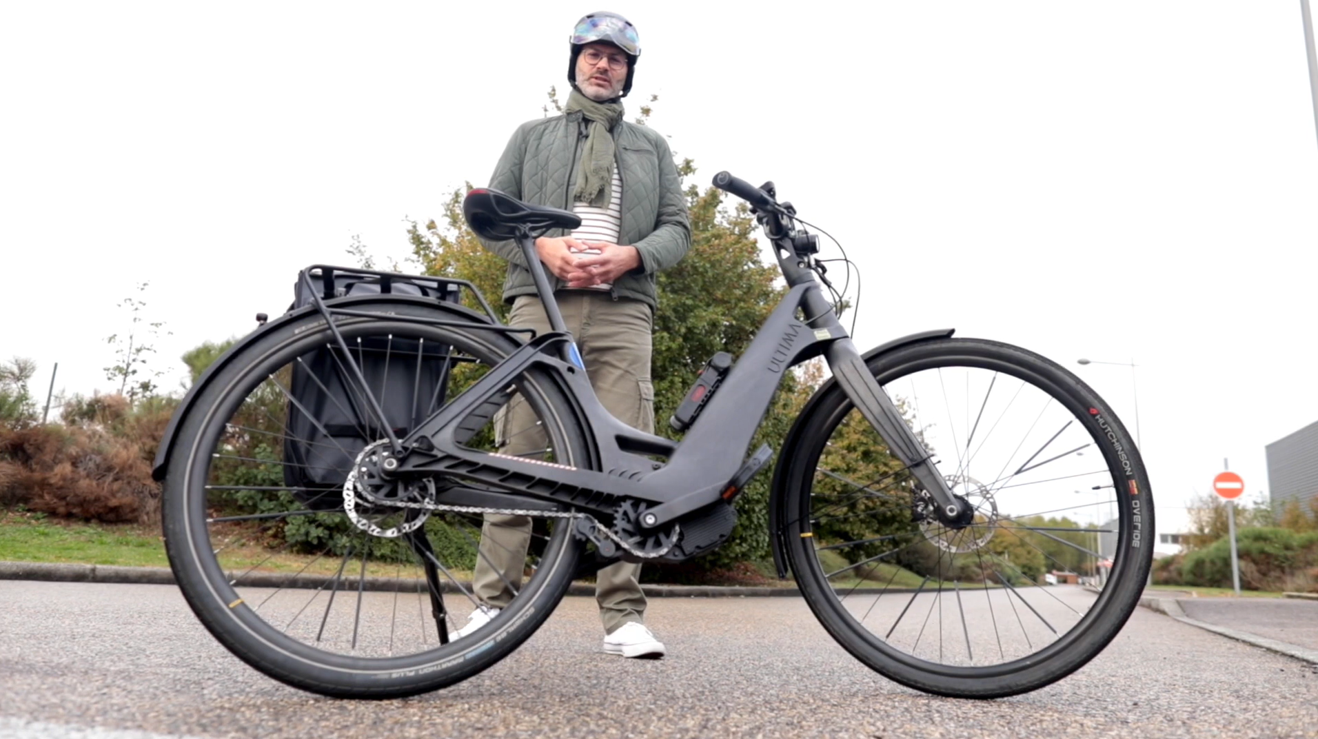Témoignage de Cédric, client d'Ultima Mobility posant avec son vélo électrique : le Multipath City