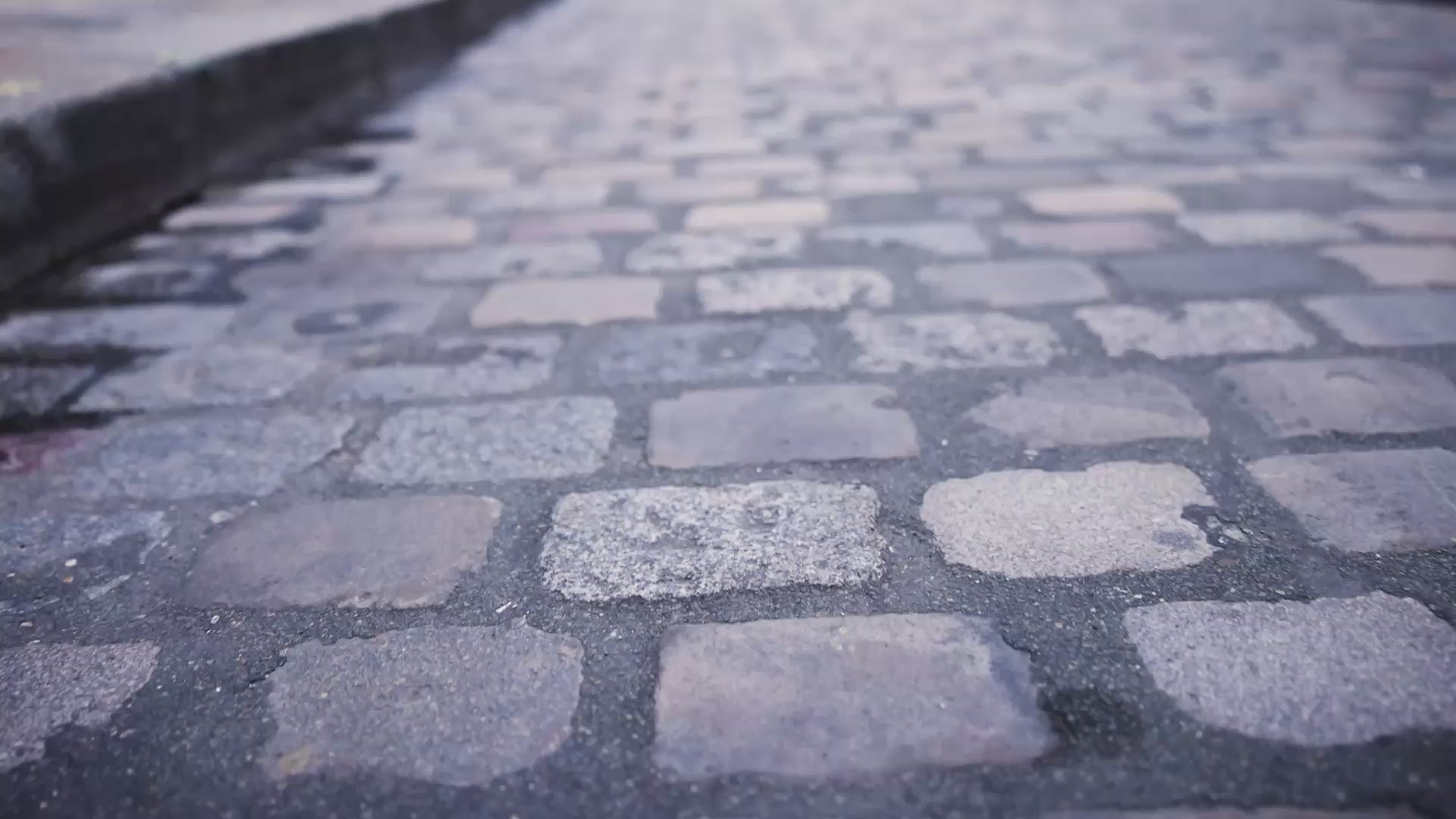 Load video: Video presentation of the Eden Park Multipath, filmed in Montmartre, Paris.